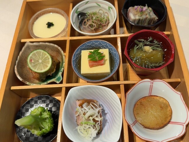 Nazumaki-ri, green curtains. The tranquility of stones under the sun. The wind flows gently ♢ Strolling through the garden, one's heart is deeply touched by the hospitality and elegance of the meal ∴ Elm Garden
