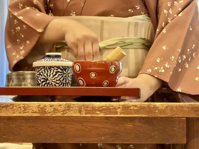 Nazumaki-ri, green curtains. The tranquility of stones under the sun. The wind flows gently ♢ Strolling through the garden, one's heart is deeply touched by the hospitality and elegance of the meal ∴ Elm Garden