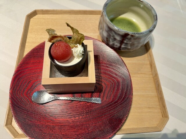 Nazumaki-ri, green curtains. The tranquility of stones under the sun. The wind flows gently ♢ Strolling through the garden, one's heart is deeply touched by the hospitality and elegance of the meal ∴ Elm Garden