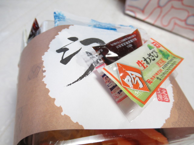 리뷰 2회째입니다. 기간 한정 상품으로, 하루에 20개만 제공되는 ‘サーモン盛り盛り丼’입니다. ‘汐音’은 대룬살로스쿠보점의 데パルク에 위치한, 현지 살로스쿠보의 해산물丟을 테이크アウト으로 제공하는 전문점입니다.