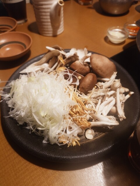 응답이 향상되었습니다. 오랜만에 친구와 함께 방문했으며, 따뜻한 채소 요리를 주문하고, 음료로 소프트드링크 바를 추가해 주셨습니다.