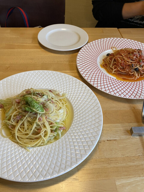 맛있긴 한데, 조금 비싼 것 같아요.