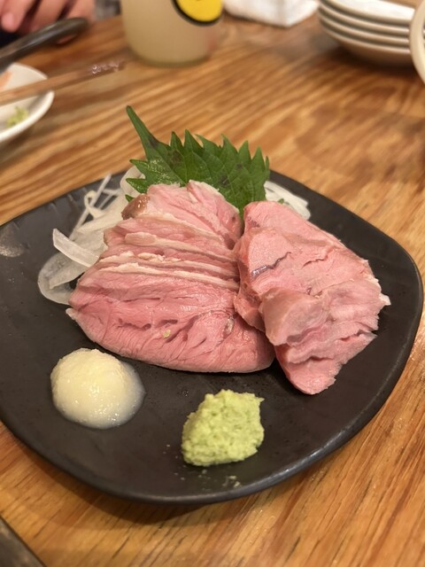 고기 요리가 매우 맛있어요! 분위기도 서비스도 모두 훌륭합니다.