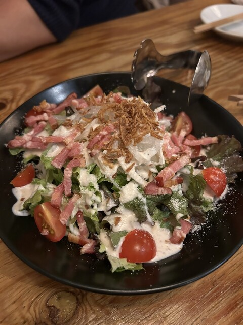고기 요리가 매우 맛있어요! 분위기도 서비스도 모두 훌륭합니다.