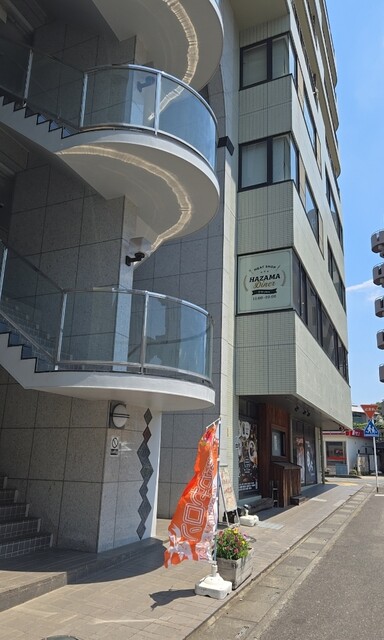 이 레스토랑의 메뉴명을 일본어에서 한국어로 번역해 주세요.  
번역된 텍스트만 출력합니다. 설명, 인용문 또는 JSON은 포함하지 않습니다.  
숫자, 가격, URL, 플레이스홀더, 구두점은 그대로 유지해야 합니다.  
메뉴명, 지역명, 설명적인 문구는 한국어로 번역해야 합니다. 불가피한 경우 원본 텍스트에서 최소한의 가게 이름 부분만 남깁니다.  
모든 설명적인 텍스트를 목적 언어인 한국어로 번역해야 합니다. 필요한 경우만 정확한 명사를 그대로 사용합니다.  
출력 결과는 자연스러운 한국어가 되어야 합니다.  
설명문에 일본어나 로마자 문자를 남기지 마세요. 불가피한 일본어 정확명사를 한글로 번역해야 합니다.  
동일한 단어 내에서 한글과 일본어 문자를 혼용하지 마세요.  
원본 텍스트:  
夢味牛のカツレツ（トマトチーズ）  
고기의 달콤함과 소스의 신맛, 치즈가 매우 맛있어요.