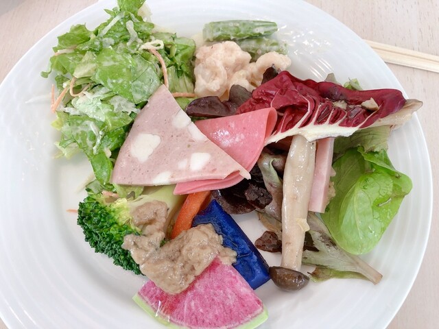 호텔 더 맨해튼의 뷔페는 요리의 품질이 놀라울 정도입니다! 정말 맛있고 훌륭한 로스트비프입니다!