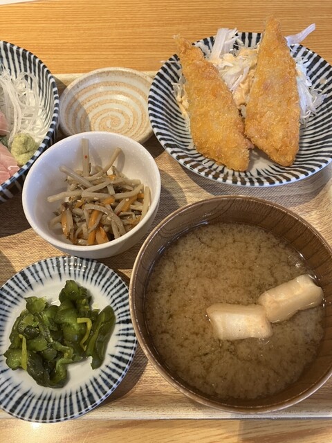 백밥도 맛있고 가성비 높은 정식 메뉴가 있는 술집입니다.