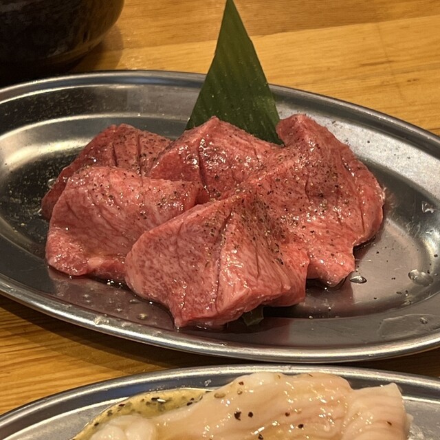 이 레스토랑은 꼭 먹어봐야 해요! 시마초우도 괜찮았어요! 담배를 허용한다는 점은 아쉽네요.