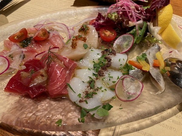 この本格的なイタリア料理レストランでは、美味しい食事と飲み物が提供されています。少し人通りが少ない場所にあります。