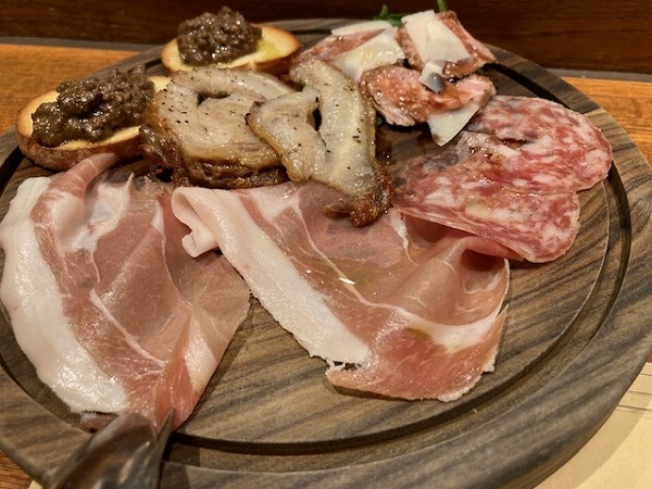 この本格的なイタリア料理レストランでは、美味しい食事と飲み物が提供されています。少し人通りが少ない場所にあります。