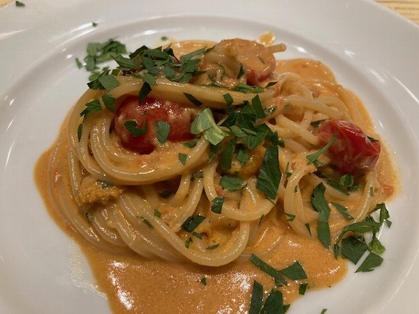 この本格的なイタリア料理レストランでは、美味しい食事と飲み物が提供されています。少し人通りが少ない場所にあります。
