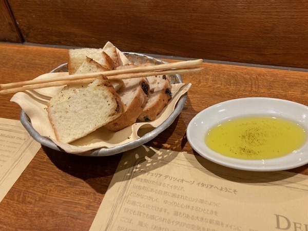この本格的なイタリア料理レストランでは、美味しい食事と飲み物が提供されています。少し人通りが少ない場所にあります。