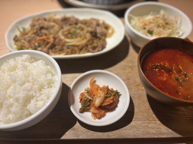 인기의 구이집에서의 점심. 맛이 가득한 유쿠잔을 곁들인 "플루코기 정식"