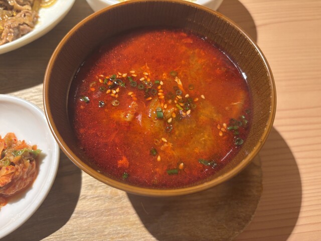 인기의 구이집에서의 점심. 맛이 가득한 유쿠잔을 곁들인 "플루코기 정식"