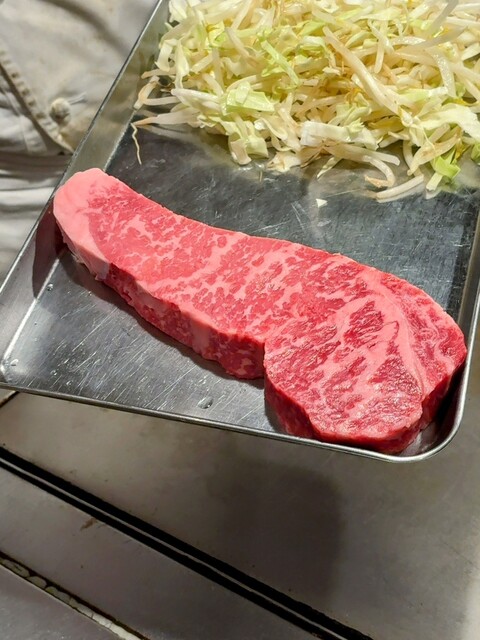 歴史的なステーキハウスでグリル技術を楽しむ