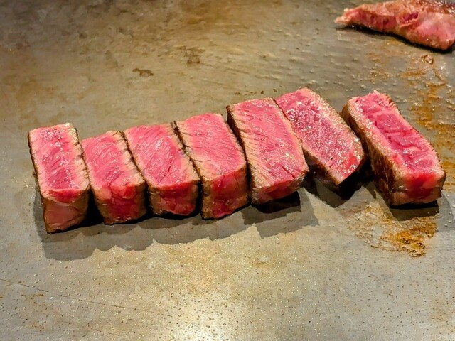 歴史的なステーキハウスでグリル技術を楽しむ