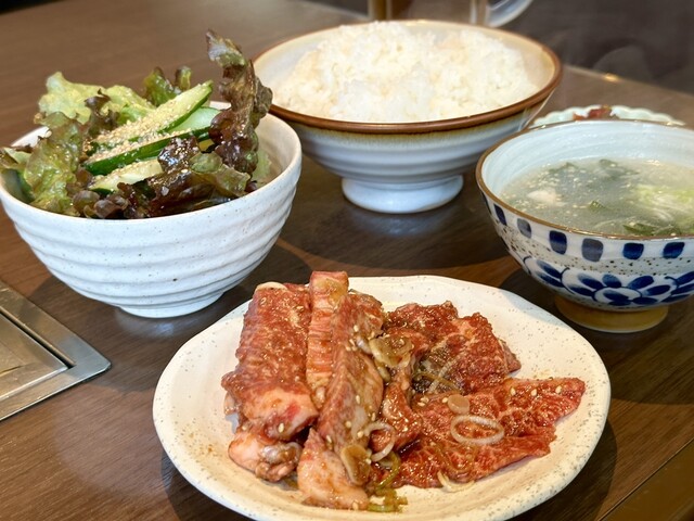 올큐 야키점에서 맛보는 "로스 칼비 정식" 점심