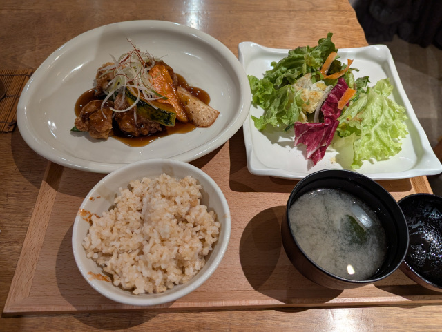 It's a pleasure to have plenty of vegetables. The chicken fried rice and the vegetable-based black vinegar sauce make for a delicious lunch.