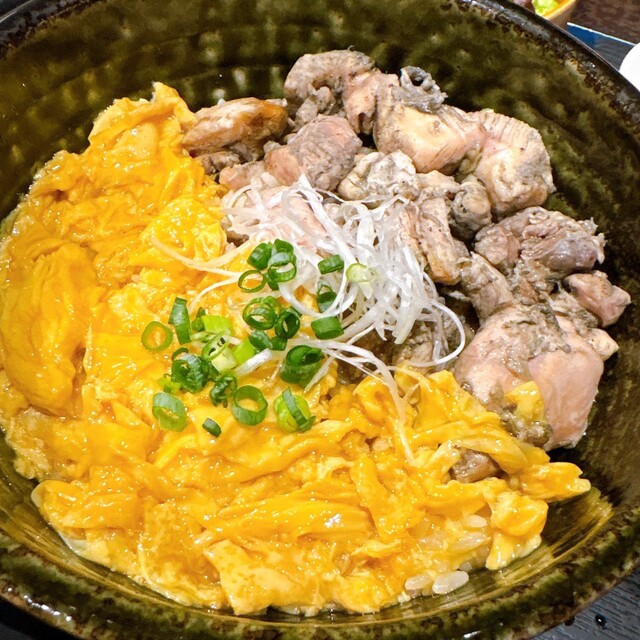 見た目も美しく、味も最高の炭火焼きおやこどんぶりです。絶対におすすめのランチです！