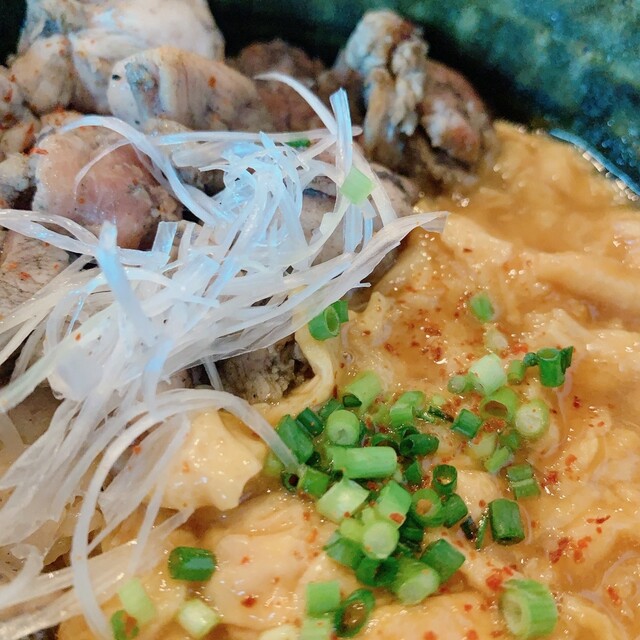 見た目も美しく、味も最高の炭火焼きおやこどんぶりです。絶対におすすめのランチです！