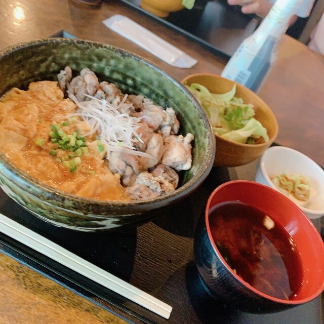 見た目も美しく、味も最高の炭火焼きおやこどんぶりです。絶対におすすめのランチです！