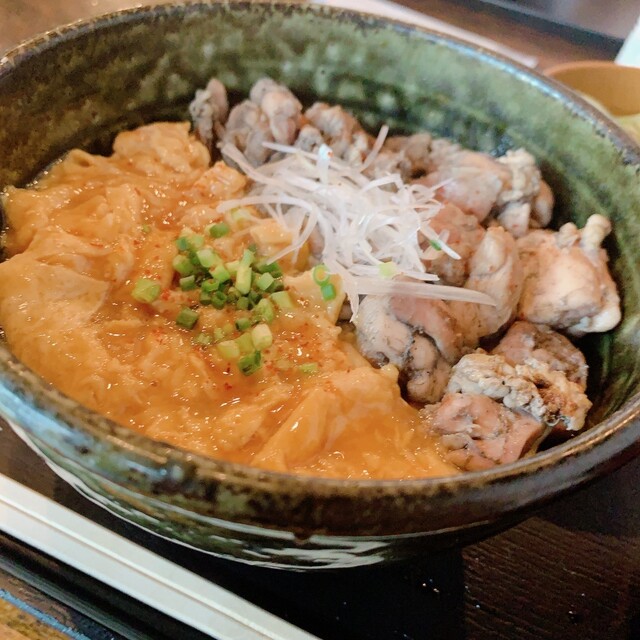 見た目も美しく、味も最高の炭火焼きおやこどんぶりです。絶対におすすめのランチです！