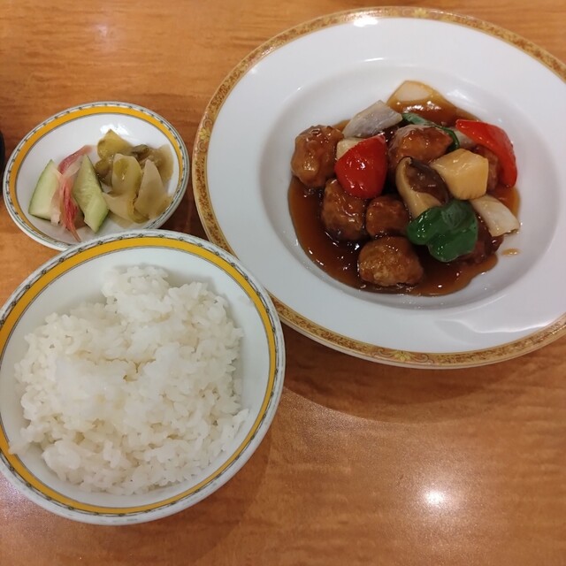 모아둔 JRE 포인트로 런치 코스. 메인 요리인 아사히툰은 고급스러운 맛으로, 양도 충분합니다.