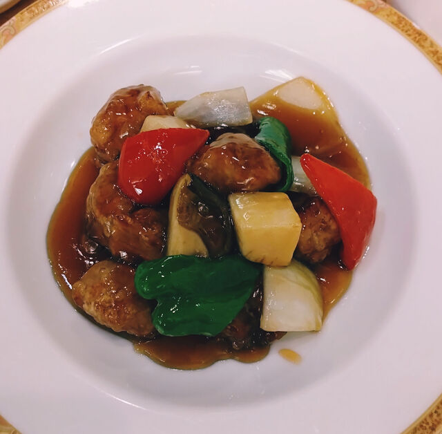 모아둔 JRE 포인트로 런치 코스. 메인 요리인 아사히툰은 고급스러운 맛으로, 양도 충분합니다.