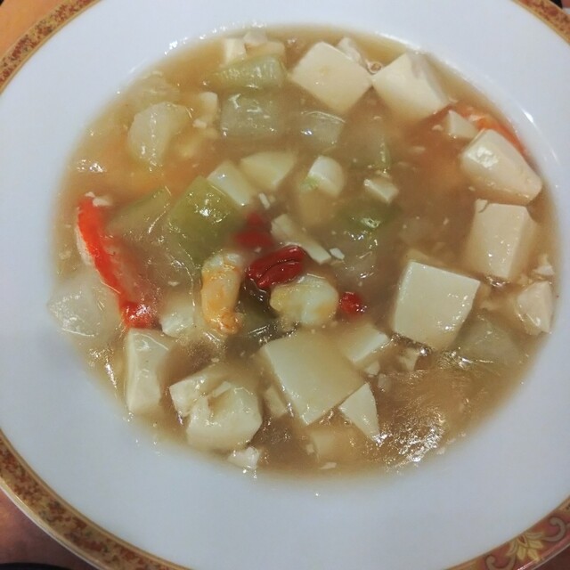모아둔 JRE 포인트로 런치 코스. 메인 요리인 아사히툰은 고급스러운 맛으로, 양도 충분합니다.