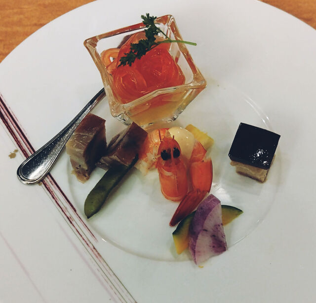 모아둔 JRE 포인트로 런치 코스. 메인 요리인 아사히툰은 고급스러운 맛으로, 양도 충분합니다.