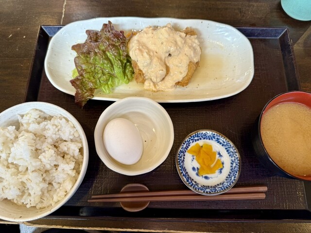 チキン南バン、豊富なタルタルソース付き!