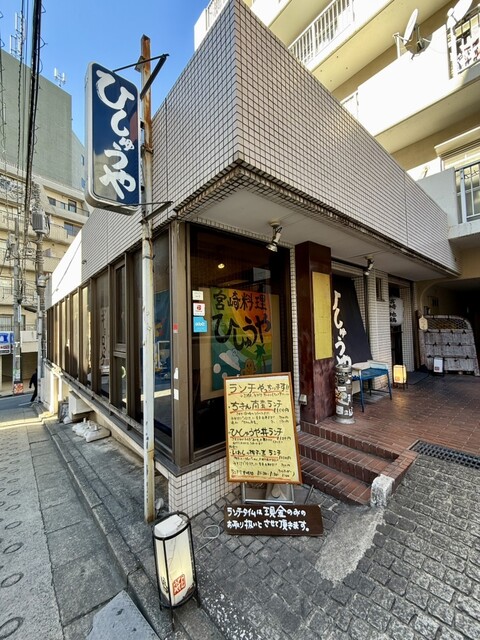 チキン南バン、豊富なタルタルソース付き!