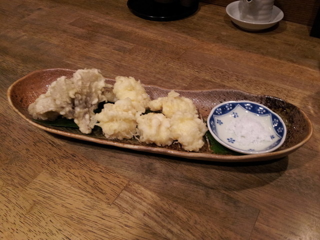 日本の懐石料理店で、酒好きな人々にぴったりの料理を提供する店
