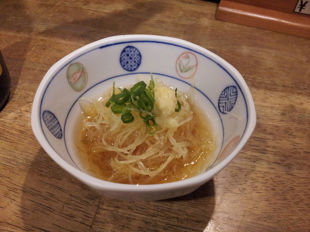 日本の懐石料理店で、酒好きな人々にぴったりの料理を提供する店