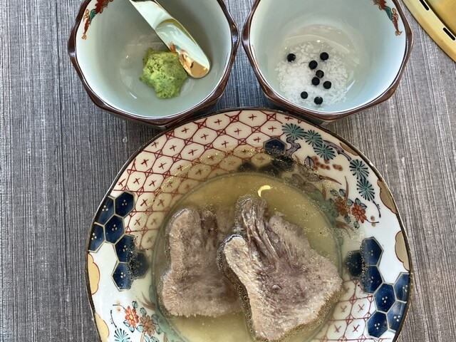 부드럽고 매끄러운 미르피유 로스에 뜨거운 국물을 충분히 넣었습니다.