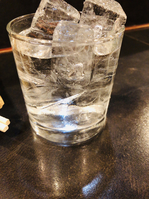 居酒屋での笑い声