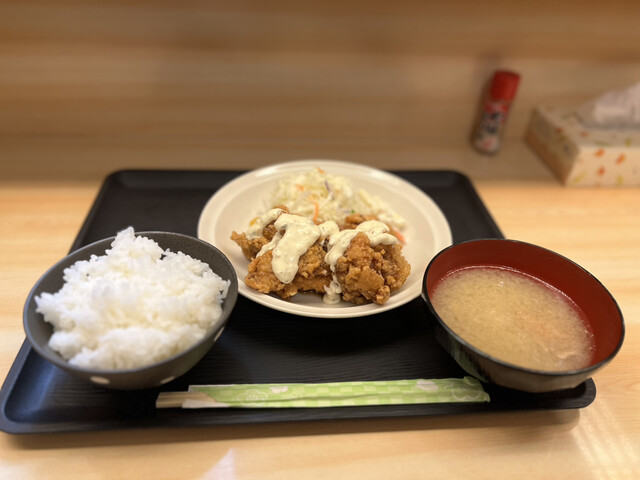 位於日本橋中心地帶，經營多年的露天酒館的午餐