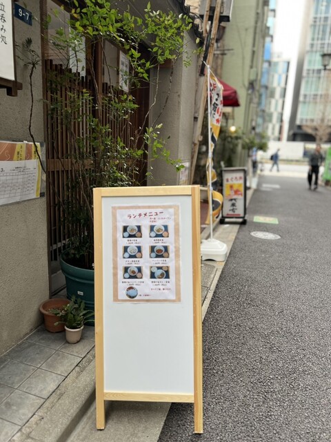 位於日本橋中心地帶，經營多年的露天酒館的午餐
