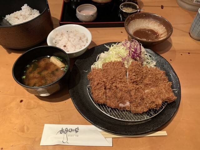 콜로모는 얇고 맛있는 로스카츠입니다.