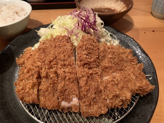 콜로모는 얇고 맛있는 로스카츠입니다.