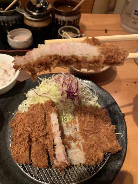 콜로모는 얇고 맛있는 로스카츠입니다.