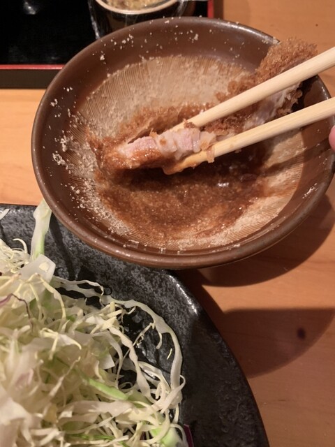 콜로모는 얇고 맛있는 로스카츠입니다.