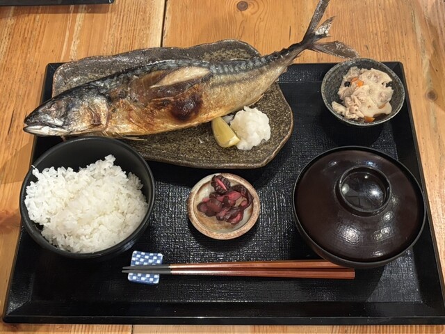 整根的原始烤肉，真是奢侈的午餐啊。