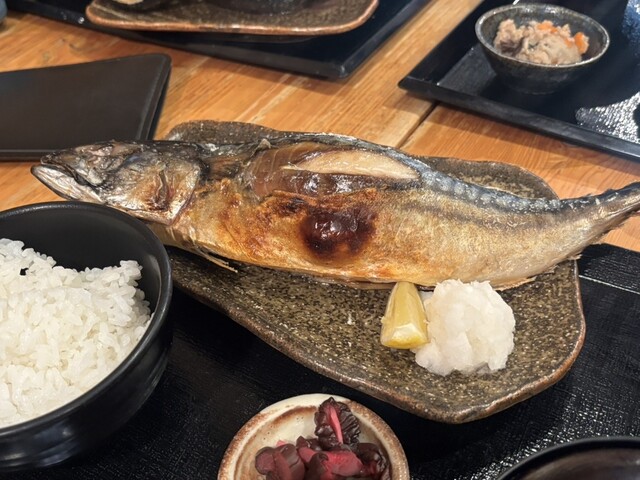 整根的原始烤肉，真是奢侈的午餐啊。