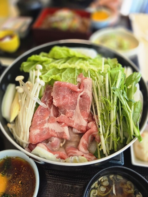 평일 점심에는 음료바가 제공되는 확실한 가성비 좋은 일본식 요리 점심입니다♥ 가격도 저렴해서 평소에 자주 먹을 수 있는 고기 요리 점심은 1100엔부터 있습니다.