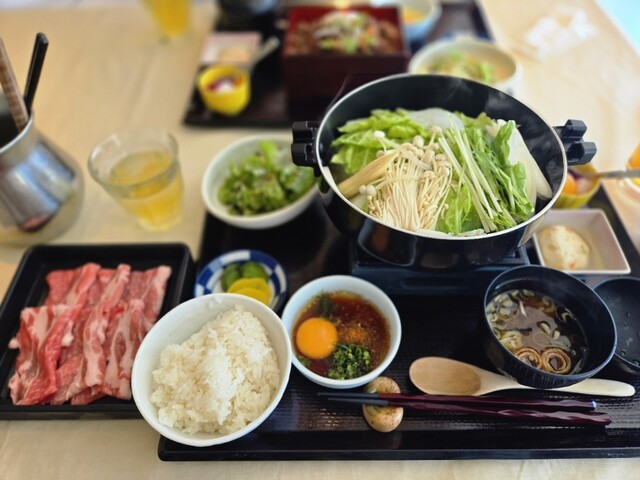 평일 점심에는 음료바가 제공되는 확실한 가성비 좋은 일본식 요리 점심입니다♥ 가격도 저렴해서 평소에 자주 먹을 수 있는 고기 요리 점심은 1100엔부터 있습니다.