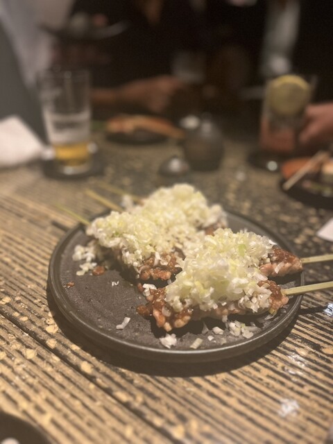 크고 화려한 꼬치 요리, 고기의 육수가 넘쳐나는 행복한 음식! 치쿠쿠야 @우에코키마치