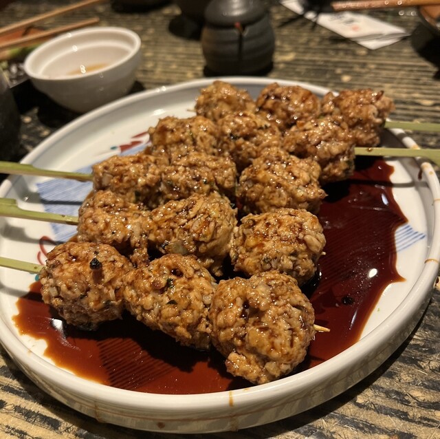 크고 화려한 꼬치 요리, 고기의 육수가 넘쳐나는 행복한 음식! 치쿠쿠야 @우에코키마치