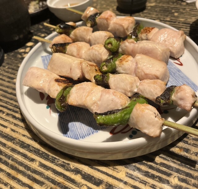 크고 화려한 꼬치 요리, 고기의 육수가 넘쳐나는 행복한 음식! 치쿠쿠야 @우에코키마치