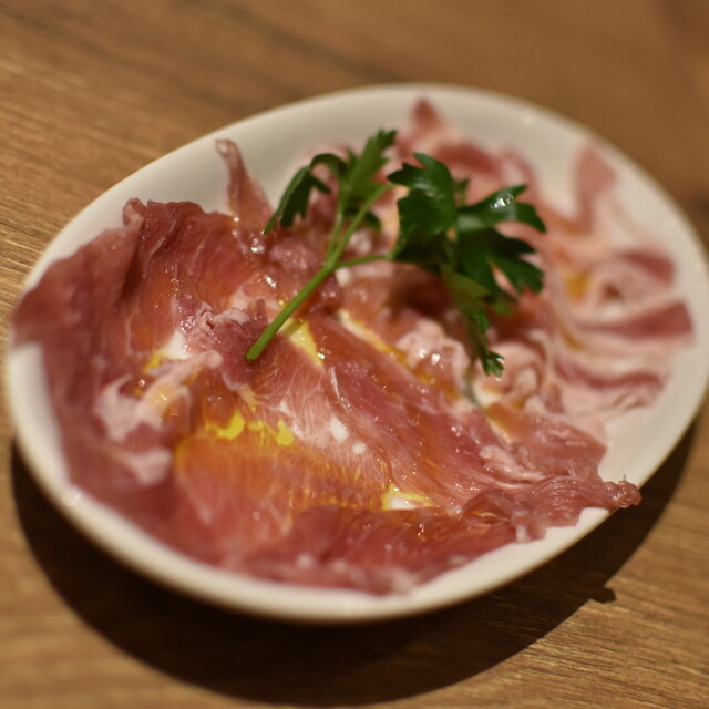 プラント・オー・アット・ナイトは、手軽に飲み物を楽しめるスタイリッシュな店です。